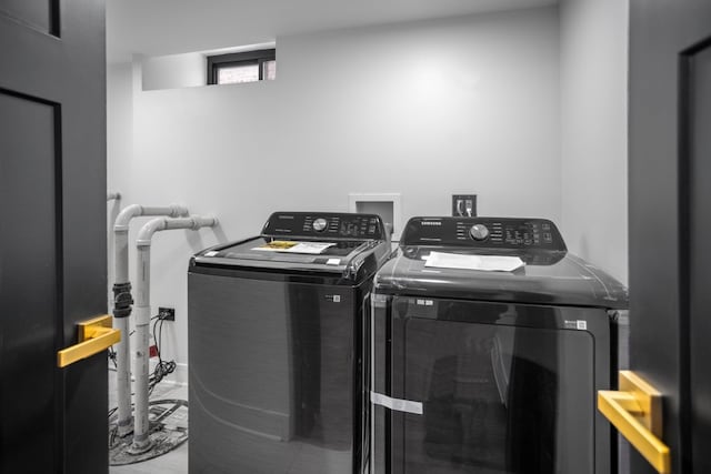 2305 W 111th Pl, Chicago, IL 60643 - laundry area featuring independent washer and dryer
