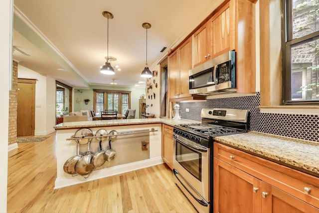 4611 N Magnolia Ave Unit 2, Chicago, IL 60640 - kitchen featuring stainless steel appliances, light wood-type flooring, backsplash, and open floor plan