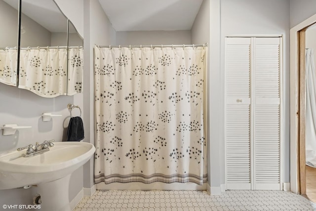 3432 S Union Ave, Chicago, IL 60616 - full bath featuring a closet and a shower with curtain