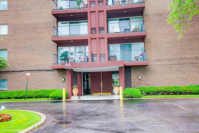 4838 Howard St Unit 301, Skokie, IL 60077 - view of apartment building / complex featuring uncovered parking