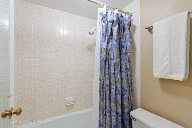 25 Algonquin Trl Unit 1, Indian Head Park, IL 60525 - full bath with shower / tub combo with curtain and toilet