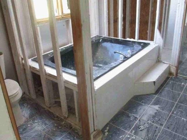 340 Maryview Ct, Matteson, IL 60443 - bathroom featuring a tub and tile patterned flooring