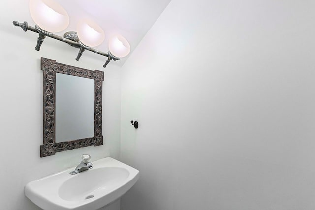 9207 E Prairie Rd, Evanston, IL 60203 - bathroom with a sink