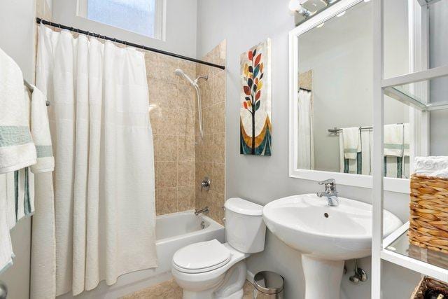 1217 N Greenview Ave Unit G, Chicago, IL 60642 - full bath with toilet and shower / bath combo with shower curtain