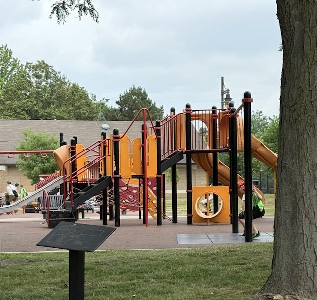 1205 N Harlem Ave Unit 6, Oak Park, IL 60302 - communal playground with a yard