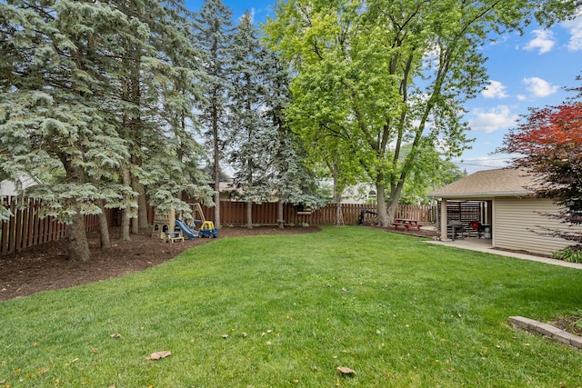525 Palmer Ave, Aurora, IL 60506 - fenced backyard with a patio area