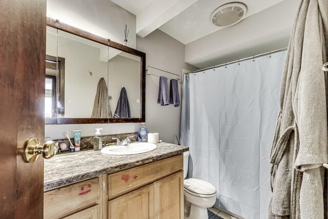 5113 N E River Rd Unit 1M, Chicago, IL 60656 - full bath featuring vanity and a shower with shower curtain