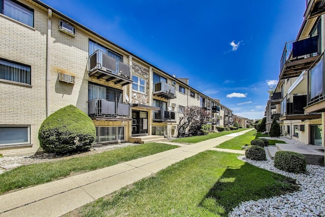 5113 N E River Rd Unit 1M, Chicago, IL 60656 - view of property's community featuring a residential view and a lawn