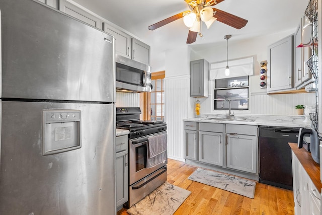 2808 Elder Ln, Franklin Park, IL 60131 - kitchen featuring stainless steel appliances, gray cabinets, a ceiling fan, light wood-style flooring, and decorative light fixtures