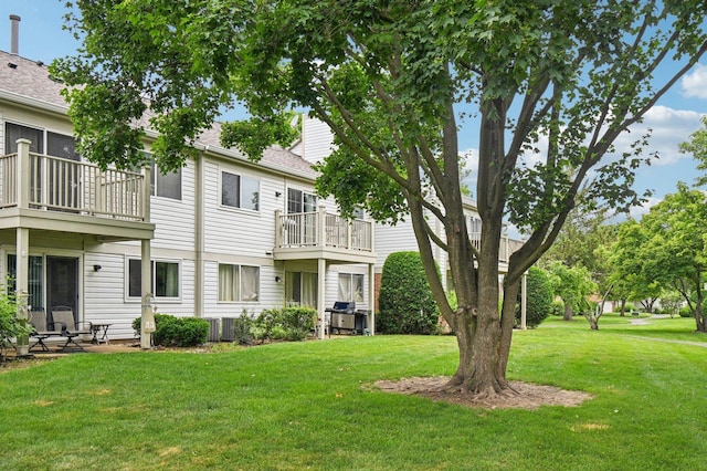 1604 Brittany Ct Unit 2B, Wheeling, IL 60090 - view of green lawn with a balcony
