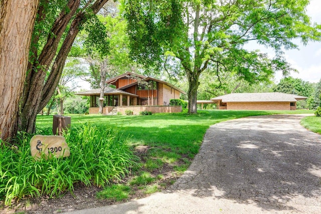 1200 Regency Ln, Lake Forest, IL 60045 - view of front facade with a front yard