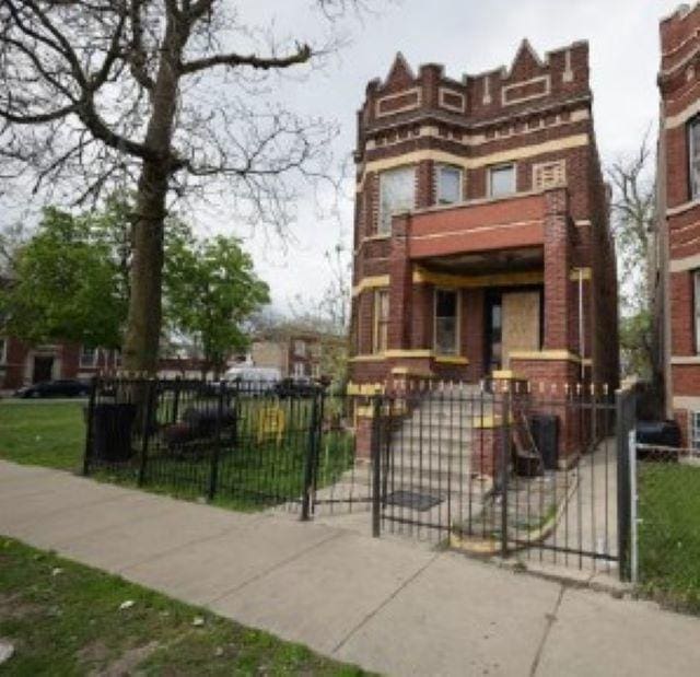 906 N Lavergne Ave, Chicago, IL 60651 - view of front of house with a gate and a fenced front yard