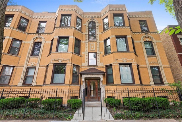 1023 N Hoyne Ave Unit 3B, Chicago, IL 60622 - view of building exterior with a fenced front yard