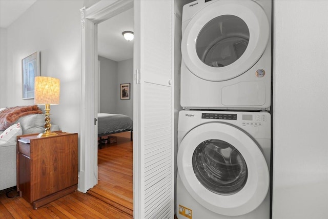 1023 N Hoyne Ave Unit 3B, Chicago, IL 60622 - laundry area featuring estacked washer and dryer and wood finished floors