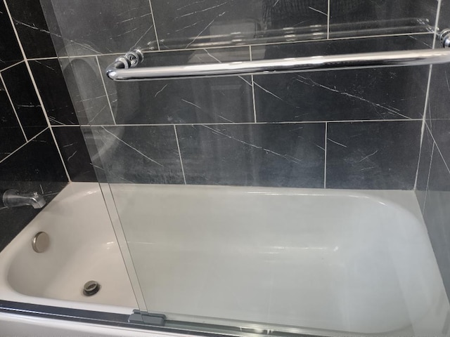8521 S Loomis Blvd, Chicago, IL 60620 - bathroom with a tub to relax in