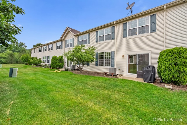 392 S Jade Ln, Round Lake, IL 60073 - rear view of house featuring a lawn