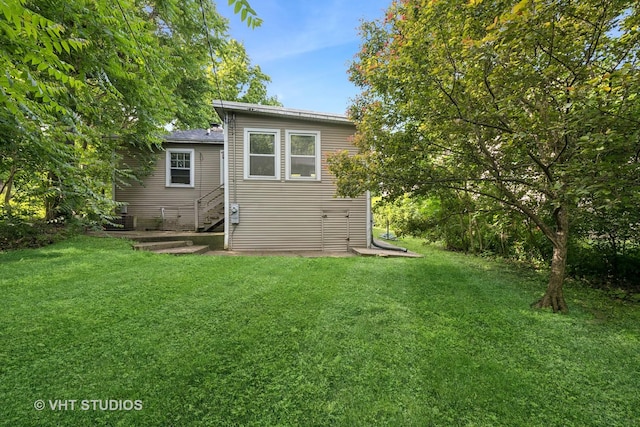 406 E Tower Dr, Tower Lakes, IL 60010 - rear view of property featuring a yard