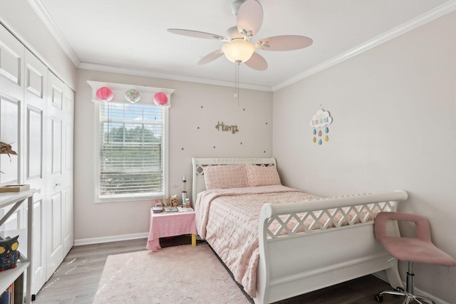 220 Carters Grove Ct, Grayslake, IL 60030 - bedroom featuring ornamental molding, wood finished floors, a closet, and a ceiling fan