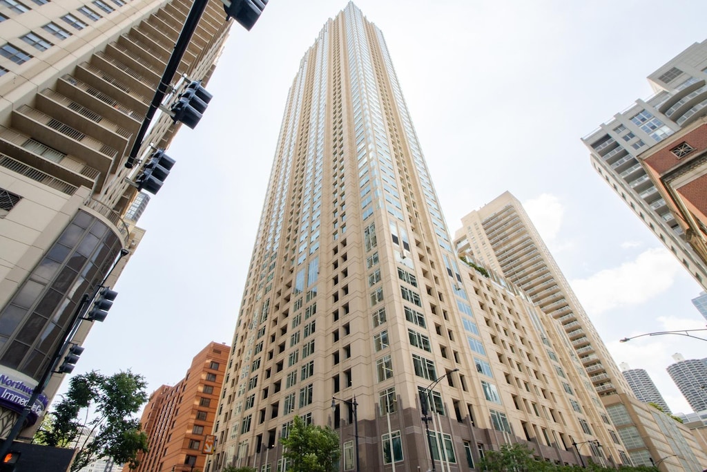 33 W Ontario St Unit P10-W02, Chicago, IL 60654 - photo 1