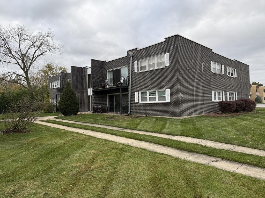 18330 Cherry Creek Dr Unit 5, Homewood, IL 60430 - view of building exterior