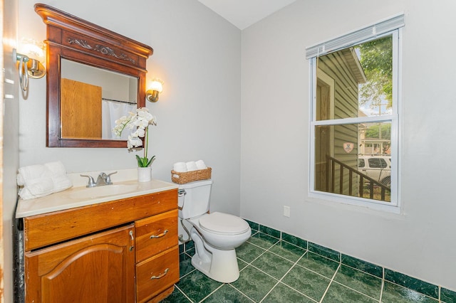 528 E Benton St, Aurora, IL 60505 - full bath featuring vanity and tile patterned flooring