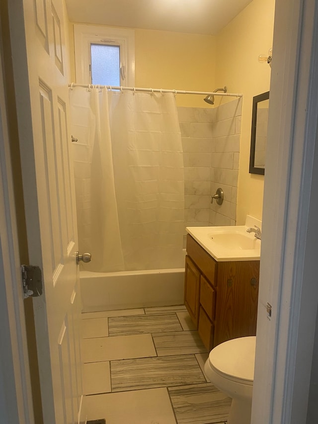 537 W 61st Pl, Chicago, IL 60621 - bathroom with vanity and shower / bath combo
