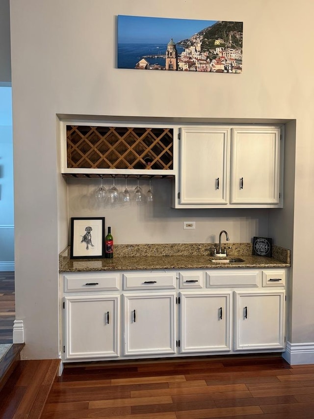 1779 Frost Ln, Naperville, IL 60564 - indoor wet bar with dark wood-style flooring