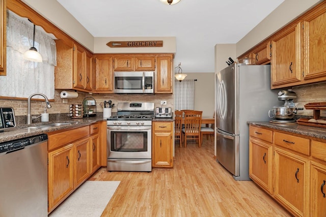 512 Creekside Cir, Minooka, IL 60447 - kitchen featuring appliances with stainless steel finishes, light wood-style floors, and tasteful backsplash