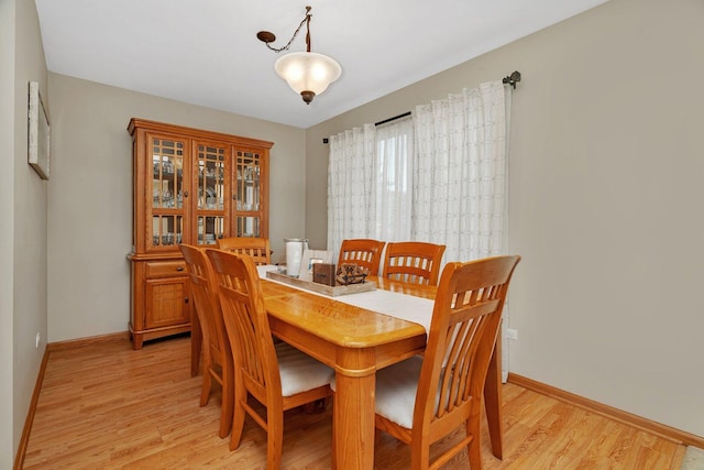 512 Creekside Cir, Minooka, IL 60447 - dining room with light wood-type flooring and baseboards