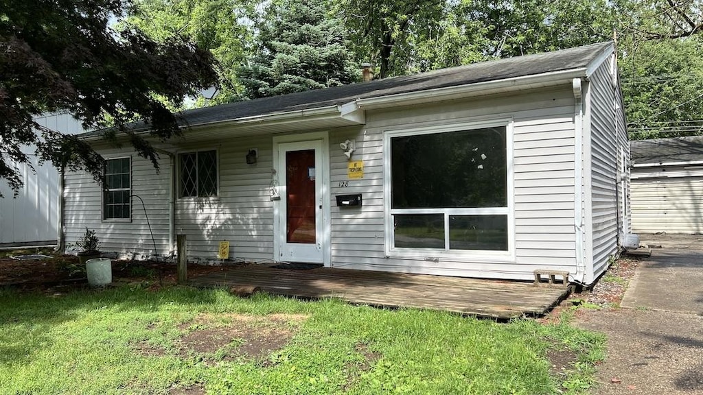 128 S Scottswood Dr, Urbana, IL 61802 - view of front of house with a front lawn