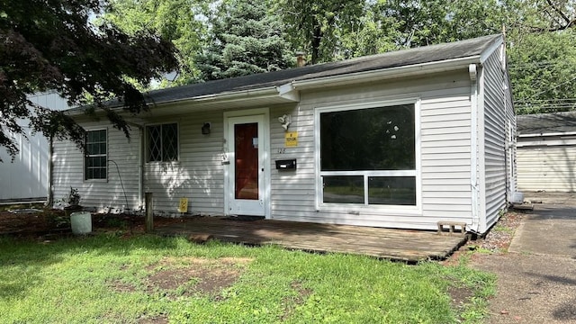 128 S Scottswood Dr, Urbana, IL 61802 - view of front of house with a front lawn