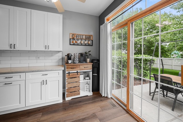 8033 Nielsen Dr, Tinley Park, IL 60477 - bar area with backsplash, dark wood-style floors, and a ceiling fan