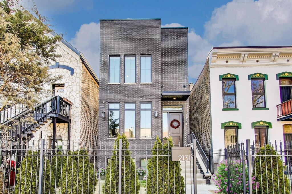 2131 W Huron St, Chicago, IL 60612 - photo 1