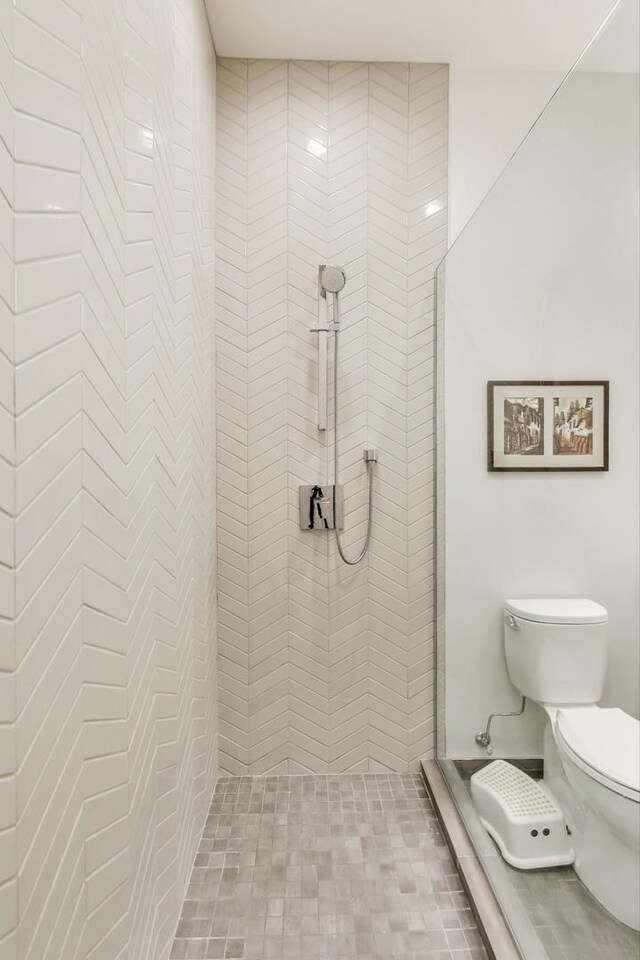 2131 W Huron St, Chicago, IL 60612 - bathroom with toilet and tiled shower