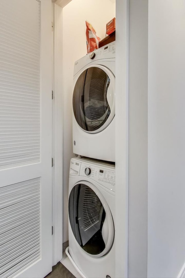 2131 W Huron St, Chicago, IL 60612 - laundry area with stacked washing machine and dryer