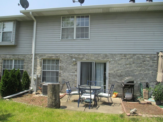 865 N Tamarac Blvd, Addison, IL 60101 - rear view of house featuring a patio