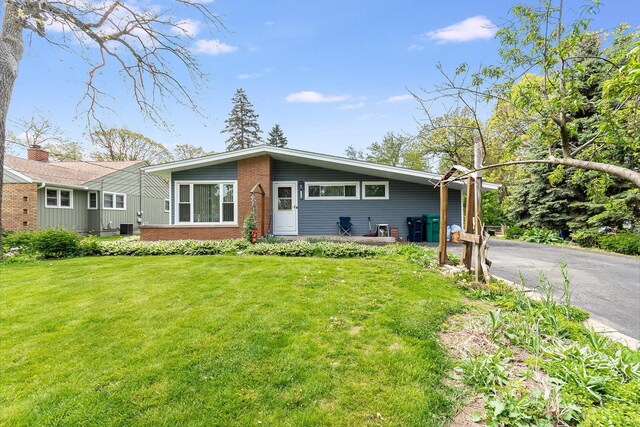 555 W Saint Charles Rd, Lombard, IL 60148 - photo 1