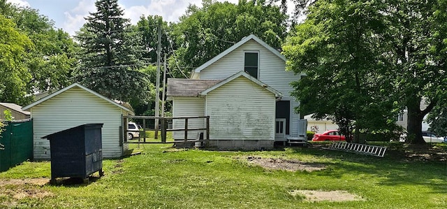 909 W 6th St, Dixon, IL 61021 - rear view of property with a lawn