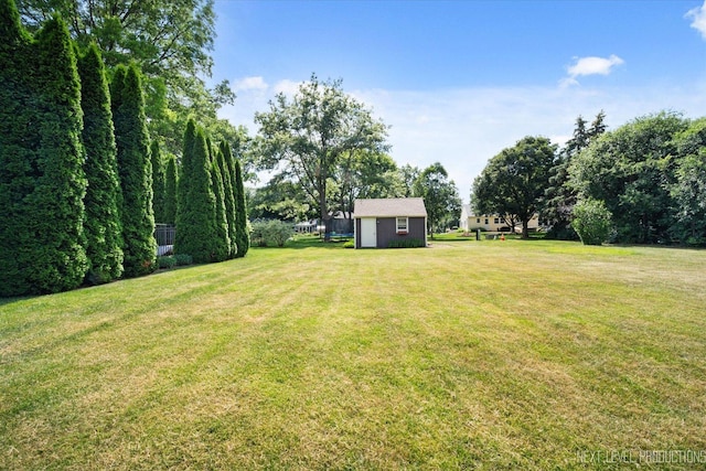 4S064 Hazelcrest Dr, Sugar Grove, IL 60554 - view of grassy yard with an outdoor structure