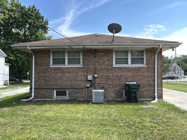 664 E 142nd St, Dolton, IL 60419 - view of side of home featuring a lawn and brick siding