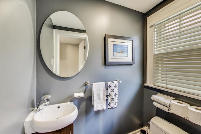 934 Jackson Ave, River Forest, IL 60305 - half bathroom featuring a sink and toilet