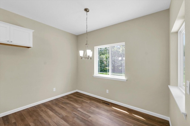 5 Montclair Rd Unit A, Urbana, IL 61801 - spare room featuring a chandelier and dark wood-style floors