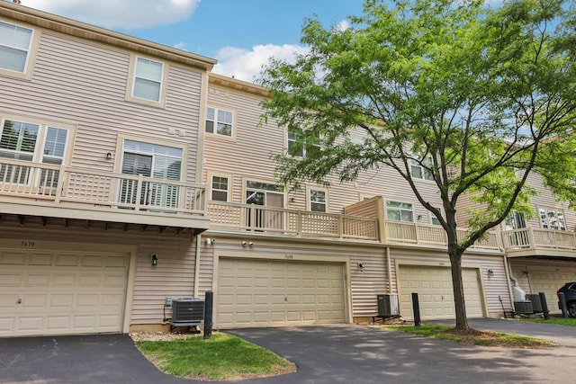 5608 Cambridge Way, Hanover Park, IL 60133 - back of property with driveway and a garage