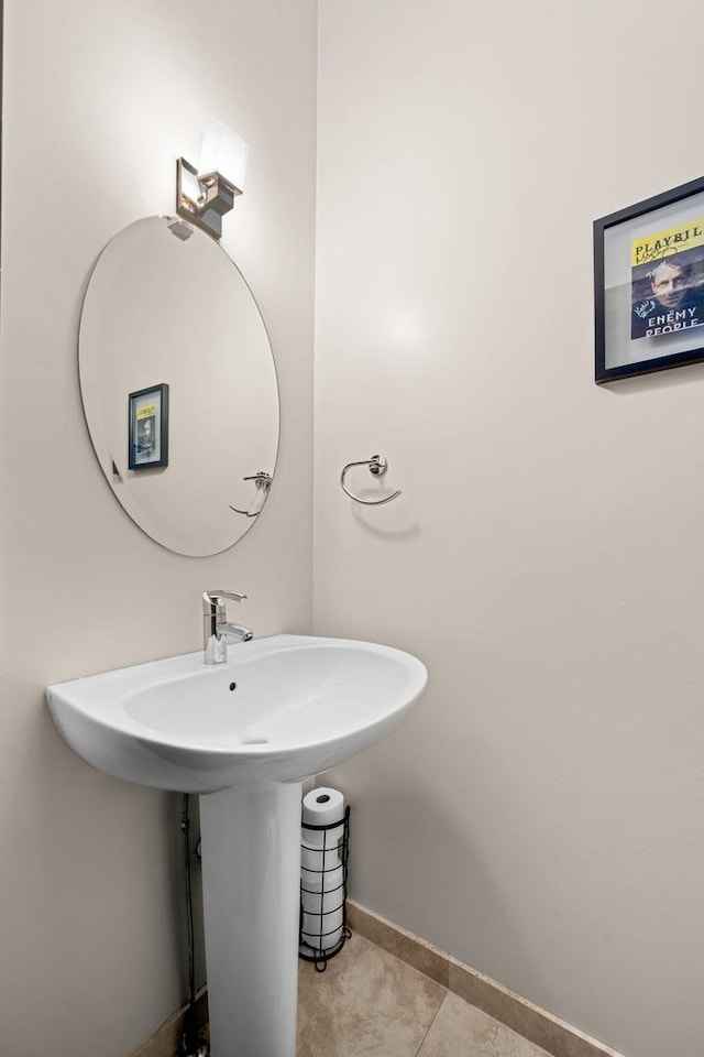 2150 W N Ave Unit 4, Chicago, IL 60647 - bathroom with baseboards and tile patterned floors