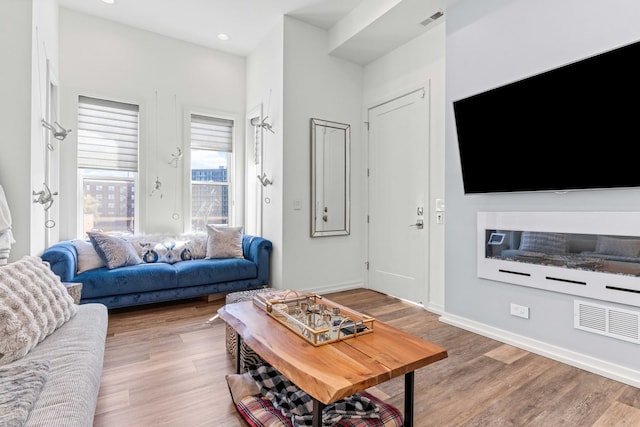 1420 W Fulton St, Chicago, IL 60607 - living area with light wood-style flooring and recessed lighting