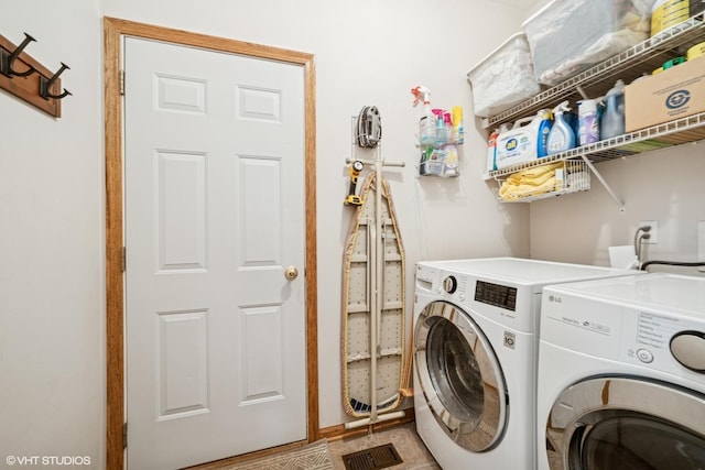 462 Kelly Ln, Crystal Lake, IL 60012 - laundry room featuring washing machine and dryer