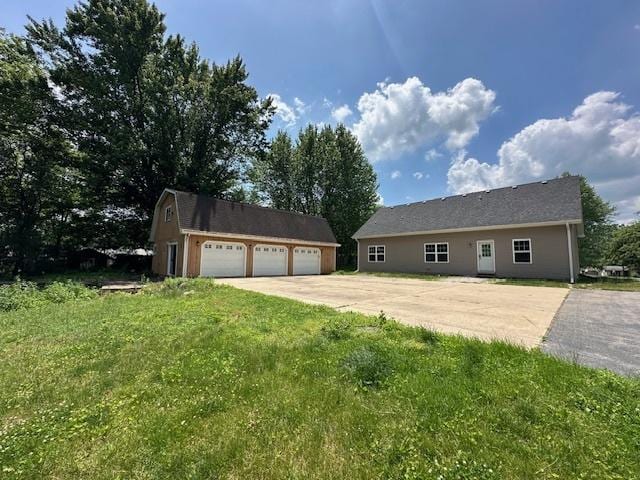 1807 Roberts St, Wilmington, IL 60481 - view of front of property with an outbuilding and a garage