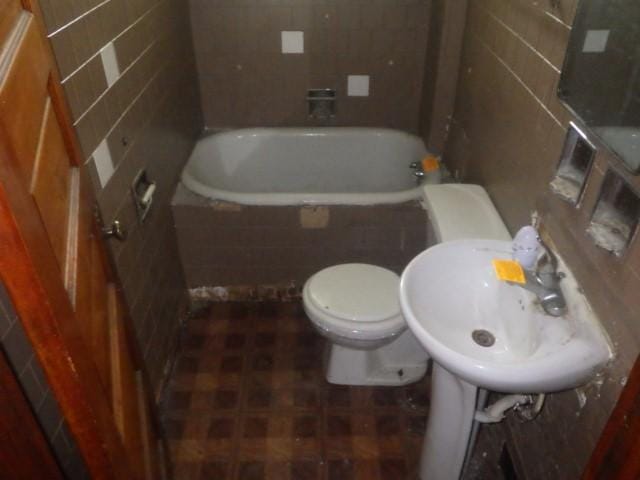 6527 S Marshfield Ave, Chicago, IL 60636 - full bath with a tub and tile walls
