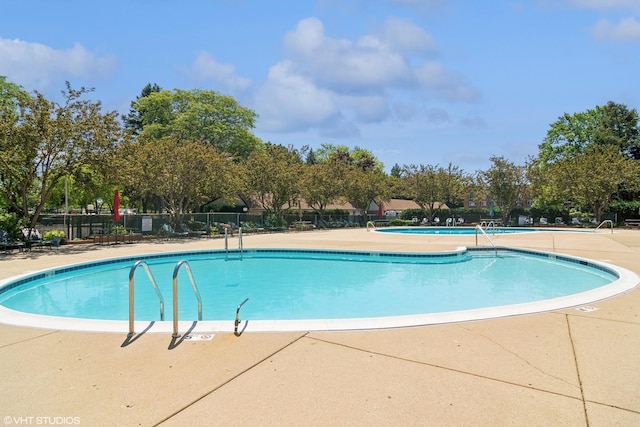 1127 S Old Wilke Rd Unit 201, Arlington Heights, IL 60005 - community pool with a patio area