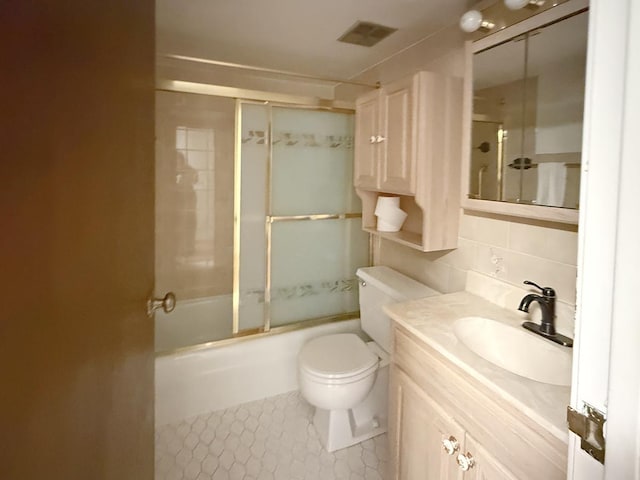 8025 Woodglen Ln Unit 307, Downers Grove, IL 60516 - full bath with vanity, shower / bath combination with glass door, and backsplash